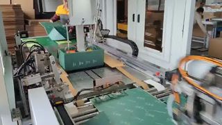 Máquina de ensamblaje de cajas y pulverización de pegamento