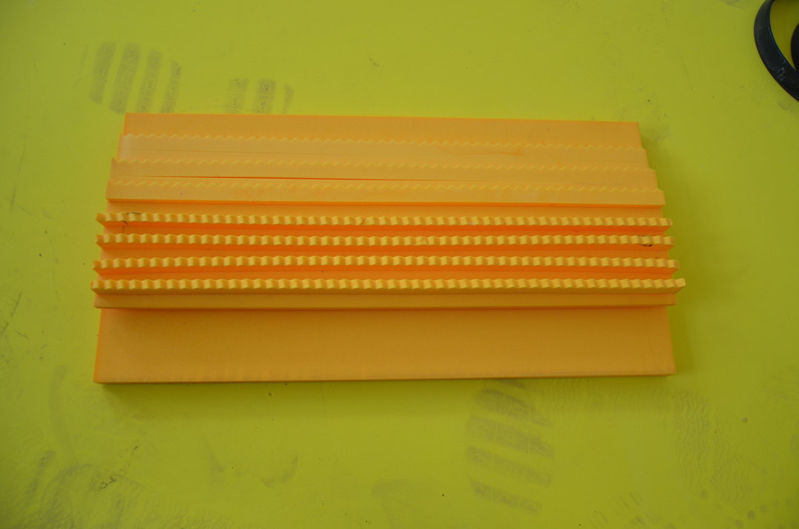 Esponja de goma de la eyección para el caucho denso de la onda del dieboard rotatorio, caucho rectangular que ranura el caucho