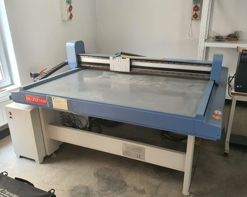 Máquina de corte de caja de cartón de precisión para embalaje y papel corrugado