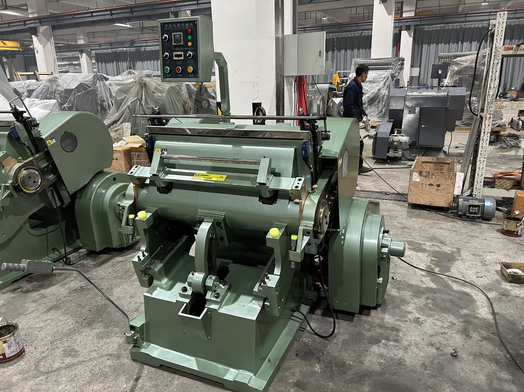 750 mm Máquina de corte a presión de ancho operable para productos de papel